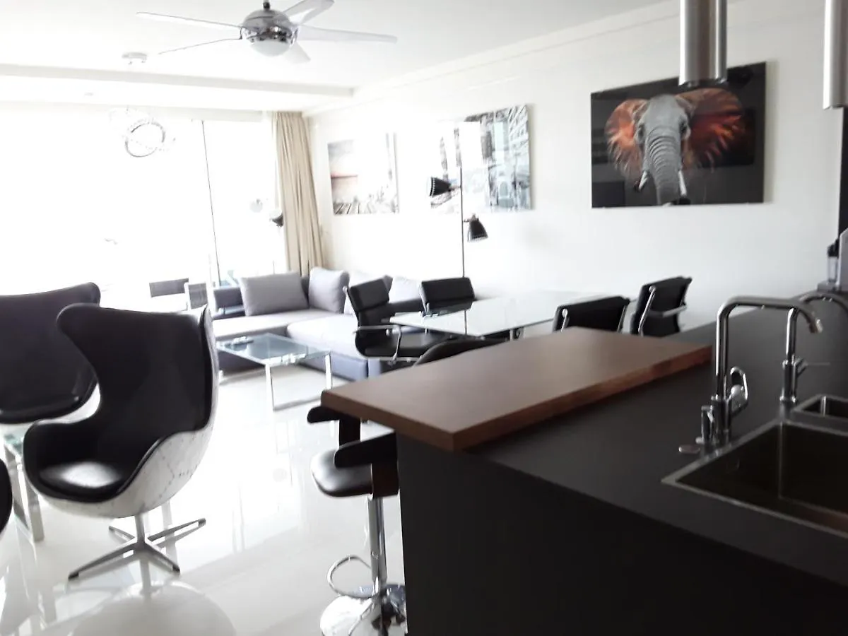 136 A First Line Sleeps 6 Apartment Marbella
